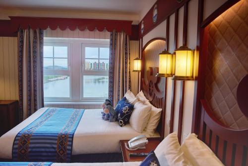 Habitación Club Compass con vistas al lago del hotel Disney Newport Bay Club
