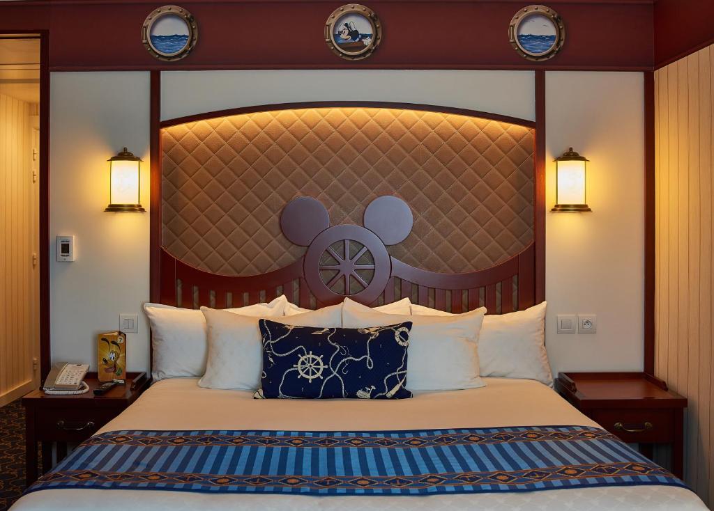 Compass Club Room del hotel Disney Newport Bay Club