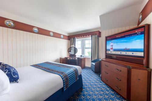 Habitación Club Compass con vistas al lago del hotel Disney Newport Bay Club. Foto 6