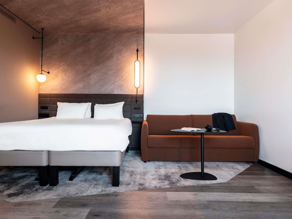 Habitación Executive con cama doble y sofá cama individual del hotel Novotel Grenoble Centre