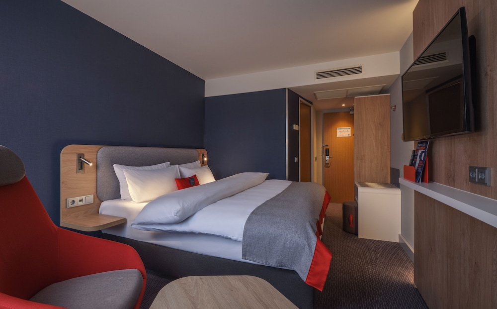 Habitación estándar, 1 cama de matrimonio del hotel Holiday Inn Express Frankfurt Messe. Foto 1