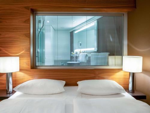 Habitación Superior con cama extragrande del hotel Mövenpick Hamburg. Foto 2