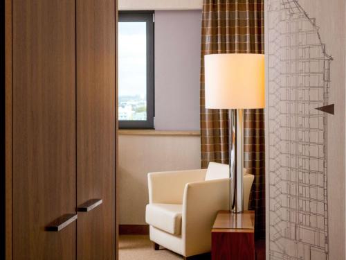 Habitación Superior con cama extragrande del hotel Mövenpick Hamburg. Foto 3
