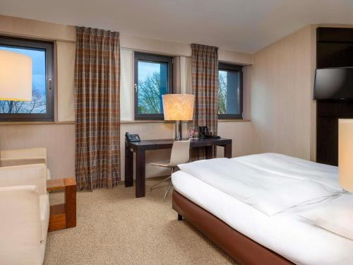 Habitación Clásica con cama extragrande del hotel Mövenpick Hamburg. Foto 2