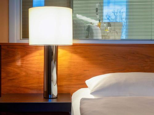 Habitación Clásica con cama extragrande del hotel Mövenpick Hamburg. Foto 4
