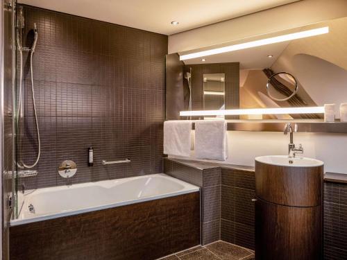 Habitación Premium con cama grande del hotel Mövenpick Hamburg. Foto 1