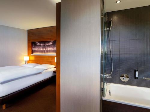 Habitación Premium con cama grande del hotel Mövenpick Hamburg. Foto 4