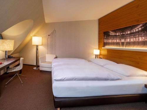 Habitación Premium con cama grande del hotel Mövenpick Hamburg. Foto 5