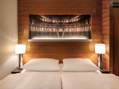 Habitación Premium con cama grande del hotel Mövenpick Hamburg. Foto 6