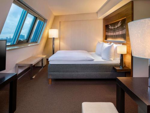 Suite Junior con cama extragrande del hotel Mövenpick Hamburg. Foto 1