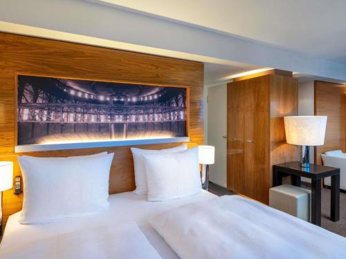 Suite Junior con cama extragrande del hotel Mövenpick Hamburg. Foto 2