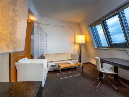 Suite Junior con cama extragrande del hotel Mövenpick Hamburg. Foto 3
