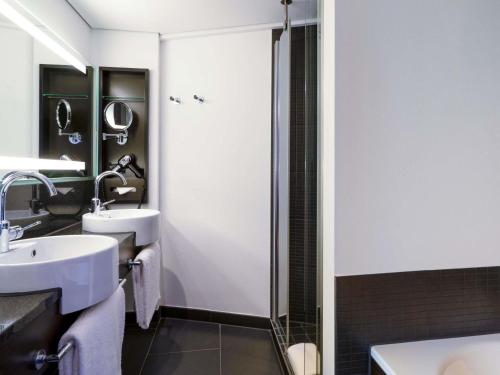 Suite Junior con cama extragrande del hotel Mövenpick Hamburg. Foto 5