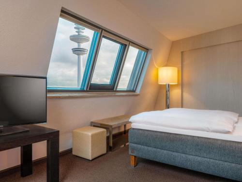 Suite Junior con cama extragrande del hotel Mövenpick Hamburg. Foto 6