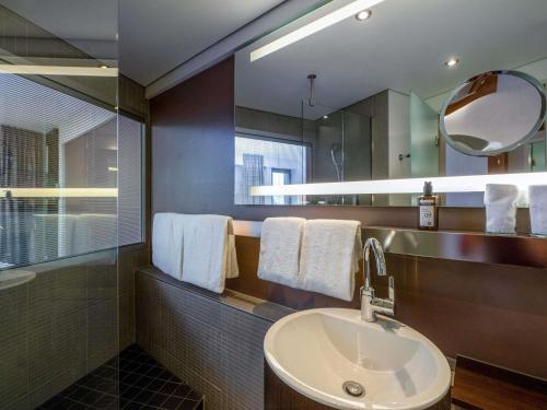 Habitación con cama extragrande del hotel Mövenpick Hamburg