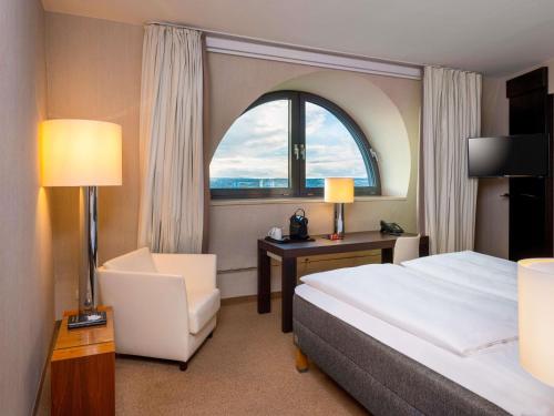 Habitación con cama extragrande del hotel Mövenpick Hamburg. Foto 3