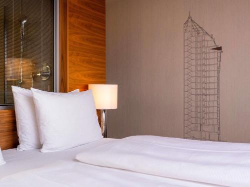 Habitación con cama extragrande del hotel Mövenpick Hamburg. Foto 4