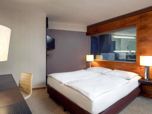 Habitación Clásica con cama grande del hotel Mövenpick Hamburg