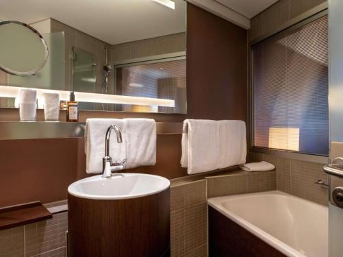 Habitación Clásica con cama grande del hotel Mövenpick Hamburg. Foto 1