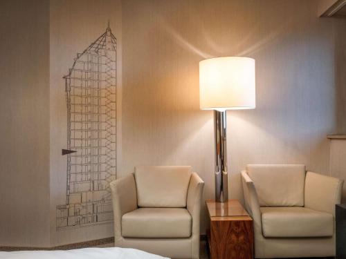 Habitación Clásica con cama grande del hotel Mövenpick Hamburg. Foto 3