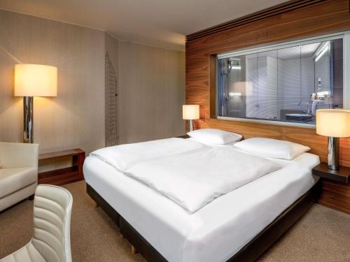 Habitación Superior con cama extragrande del hotel Mövenpick Hamburg. Foto 1