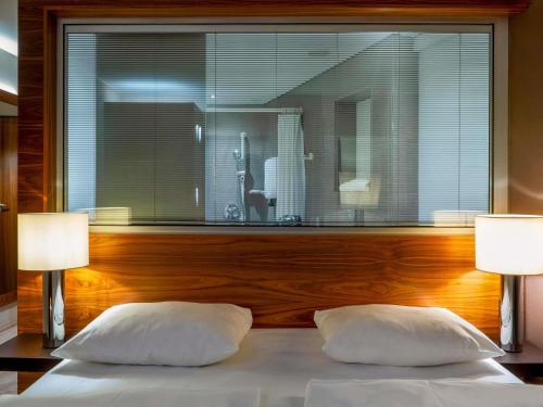 Habitación Clásica con cama grande del hotel Mövenpick Hamburg. Foto 4