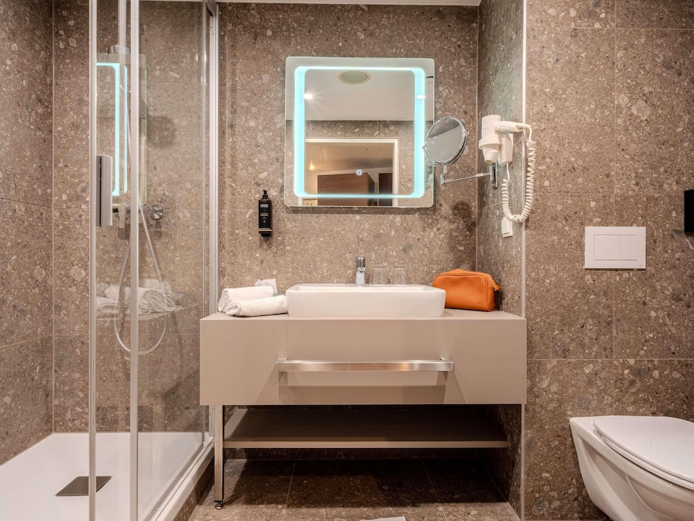 Habitación Estándar con una cama doble o dos camas individuales del hotel Mercure Graz City. Foto 5