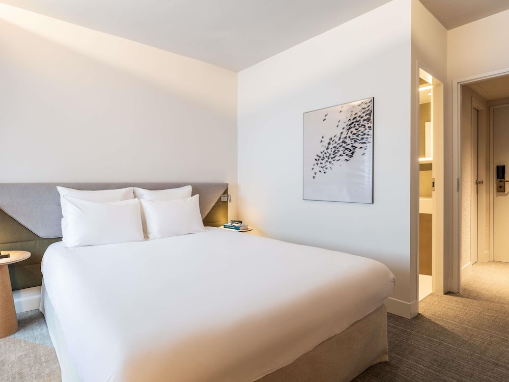 Habitación Estándar, 1 cama queen y 2 sofás cama individuales del hotel Novotel Brugge Centrum