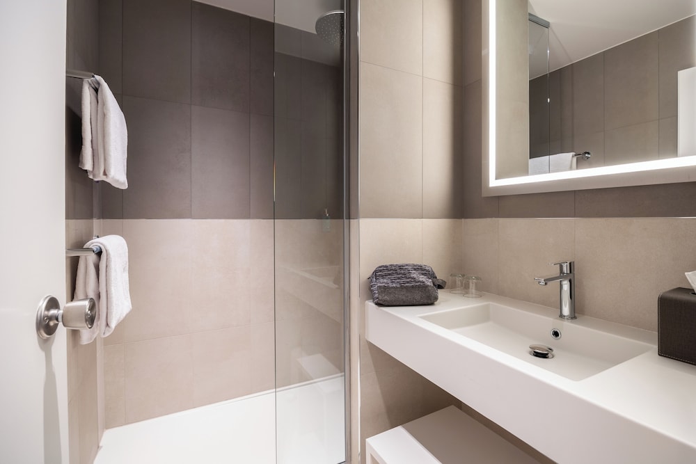 Habitación Estándar, 1 cama queen y 2 sofás cama individuales del hotel Novotel Brugge Centrum. Foto 4