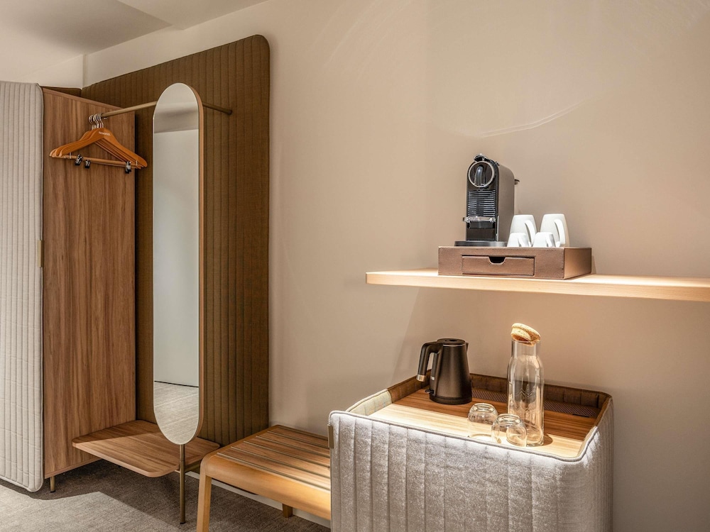Suite Deluxe, 1 cama queen y 2 literas del hotel Novotel Brugge Centrum. Foto 3