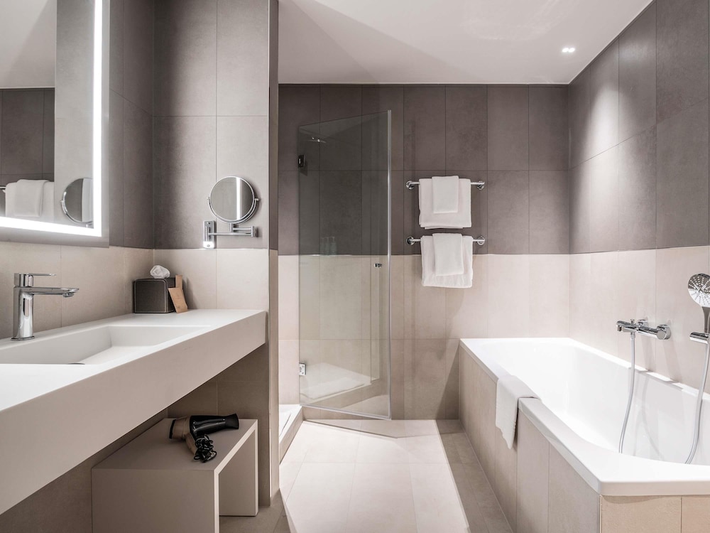 Suite Deluxe, 1 cama queen y 2 literas del hotel Novotel Brugge Centrum. Foto 4