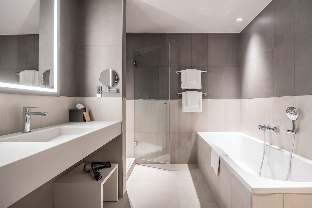 Suite Deluxe, 1 cama queen y 2 literas del hotel Novotel Brugge Centrum. Foto 5