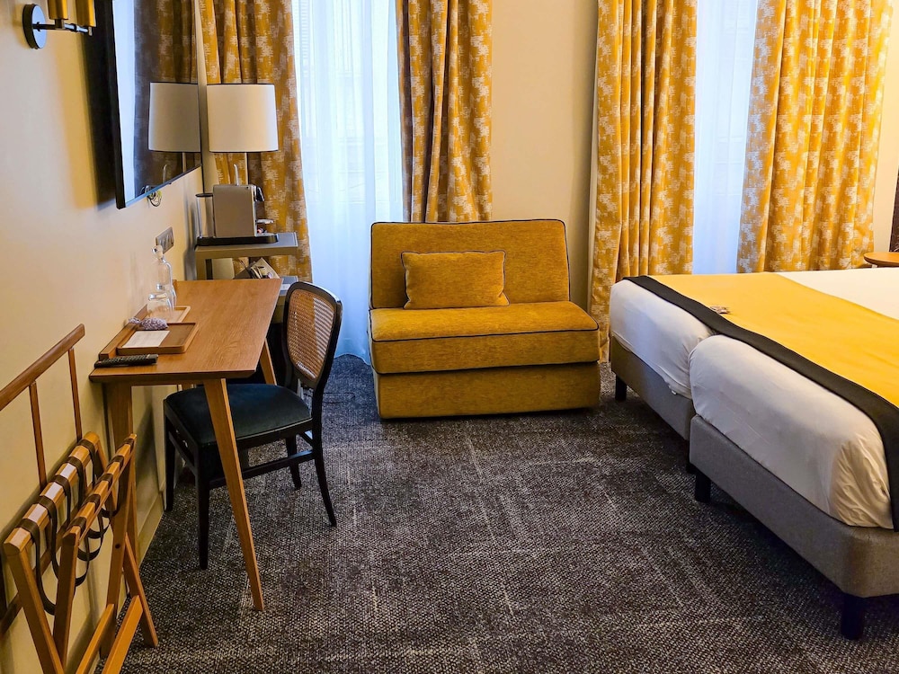 Habitación Triple Privilegio del hotel Mercure Nice Marche Aux Fleurs. Foto 1