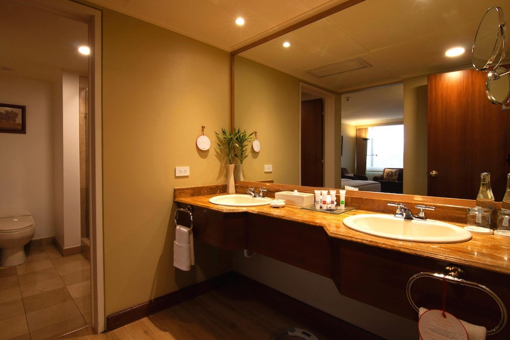 Habitación Advantage Suiza con Cama King del hotel Swissotel Quito. Foto 10