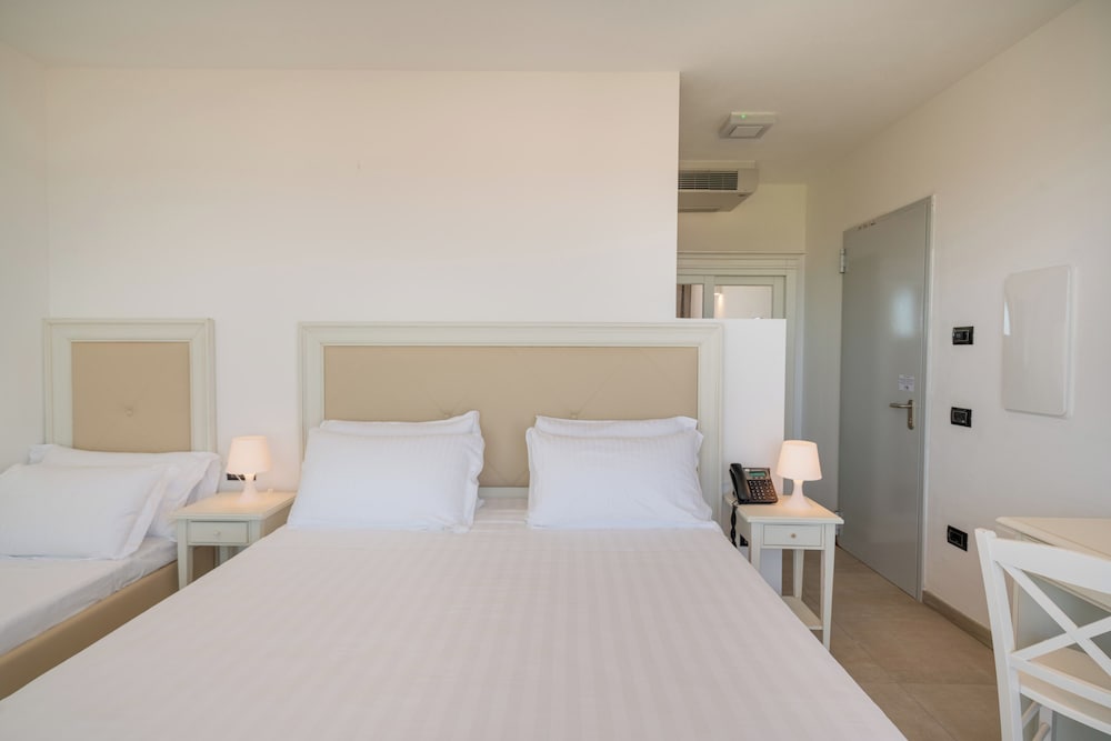 Habitación triple, vistas al mar del hotel Bellevue Resort Sardinia, Affiliated by Meliá. Foto 1