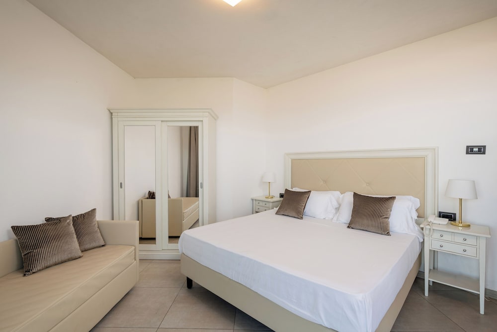 Habitación triple Vista Jardín 1 Cama queen Sofá Cama incluido Normal del hotel Bellevue Resort Sardinia, Affiliated by Meliá. Foto 2
