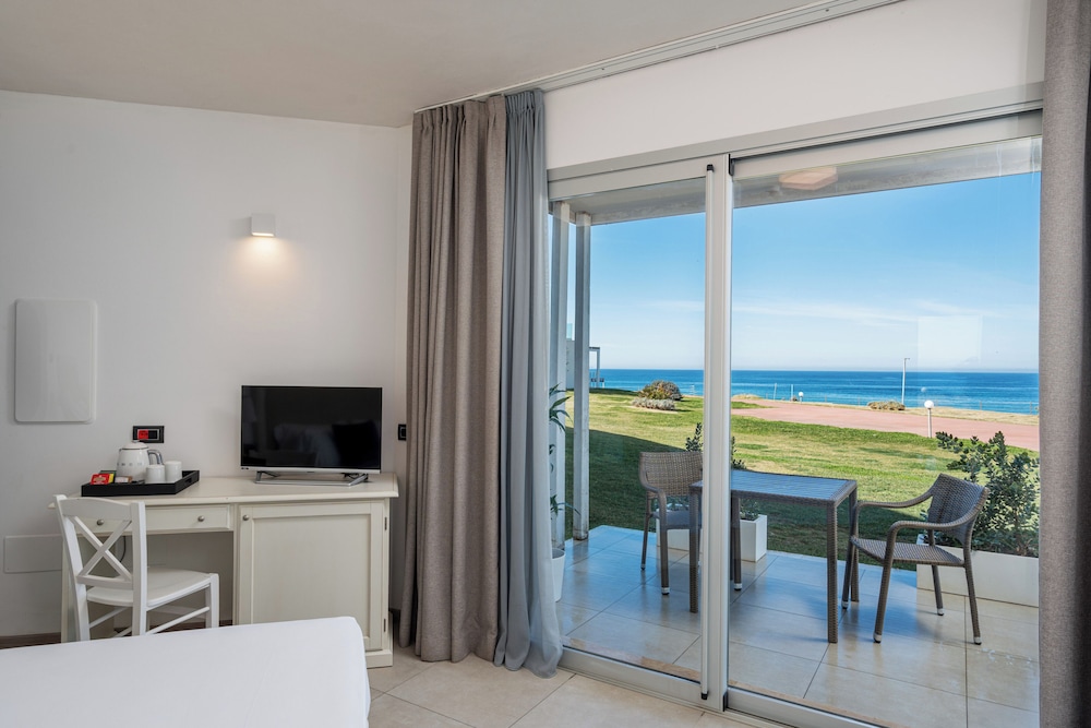 Habitación triple, vistas al mar del hotel Bellevue Resort Sardinia, Affiliated by Meliá. Foto 4