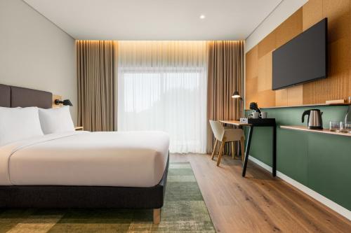 Habitación Estándar con balcón - Cama grande del hotel Holiday Inn Beja, an IHG. Foto 2