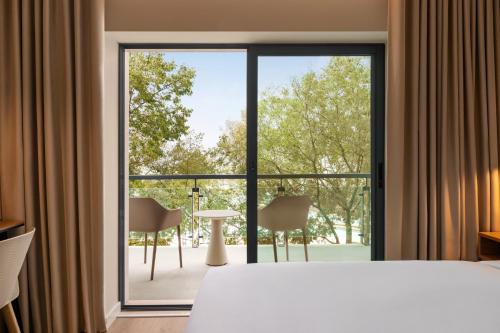 Habitación Estándar con balcón - Cama grande del hotel Holiday Inn Beja, an IHG. Foto 7