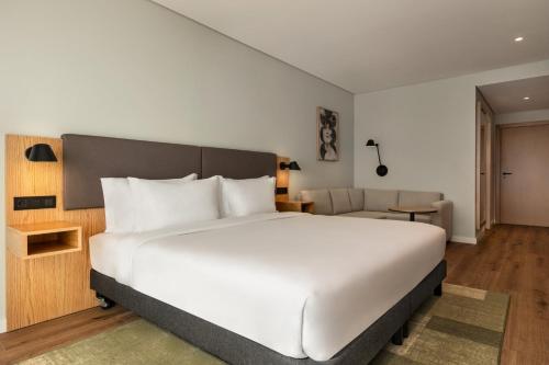 Premium Queen Room with Sofa Bed and Balcony del hotel Holiday Inn Beja, an IHG. Foto 9