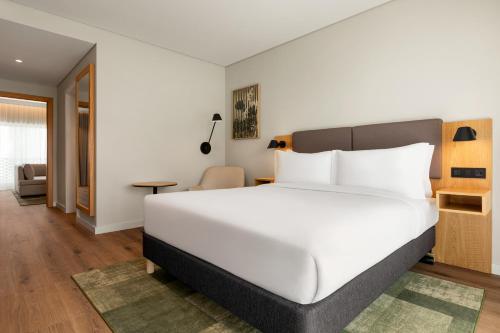 Suite de 1 dormitorio con balcón del hotel Holiday Inn Beja, an IHG. Foto 1