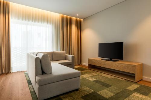 Suite de 1 dormitorio con balcón del hotel Holiday Inn Beja, an IHG. Foto 4