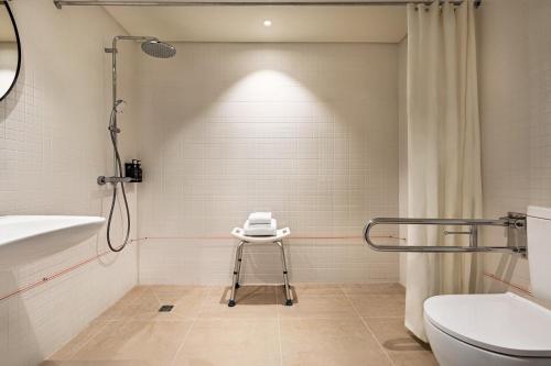 Habitación Estándar adaptada para personas de movilidad reducida - 1 cama grande del hotel Holiday Inn Beja, an IHG. Foto 5