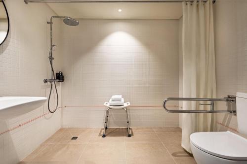 Habitación Estándar adaptada para personas de movilidad reducida - 1 cama grande del hotel Holiday Inn Beja, an IHG. Foto 6
