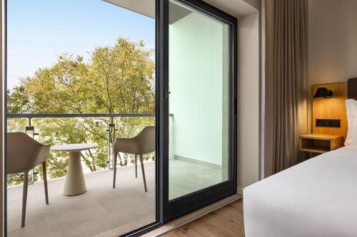 Habitación Estándar con balcón - Cama grande del hotel Holiday Inn Beja, an IHG. Foto 5