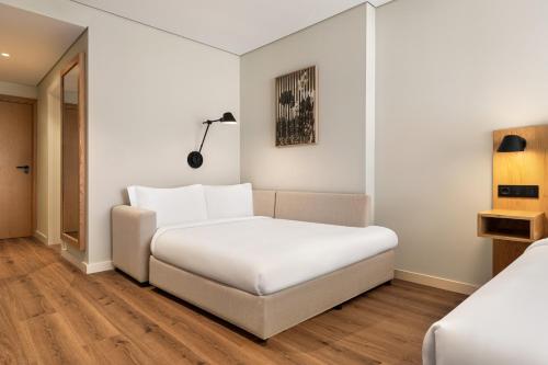 Habitación Doble Premium con sofá cama - 2 camas del hotel Holiday Inn Beja, an IHG. Foto 1