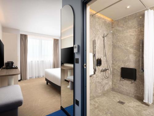 Habitación Doble Estándar con vistas a la ciudad - Adaptada para personas con movilidad reducida del hotel Mercure London Earls Court