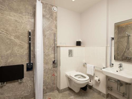 Habitación Doble Estándar con vistas a la ciudad - Adaptada para personas con movilidad reducida del hotel Mercure London Earls Court. Foto 3