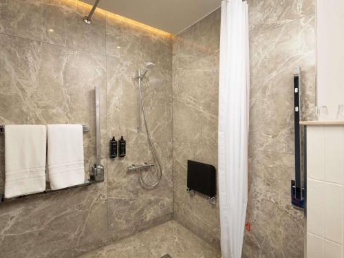 Habitación Doble Estándar con vistas a la ciudad - Adaptada para personas con movilidad reducida del hotel Mercure London Earls Court. Foto 4