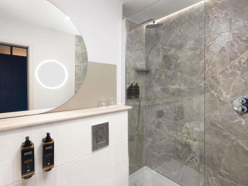Habitación Doble Clásica con 2 camas y ducha de efecto lluvia del hotel Mercure London Earls Court. Foto 1
